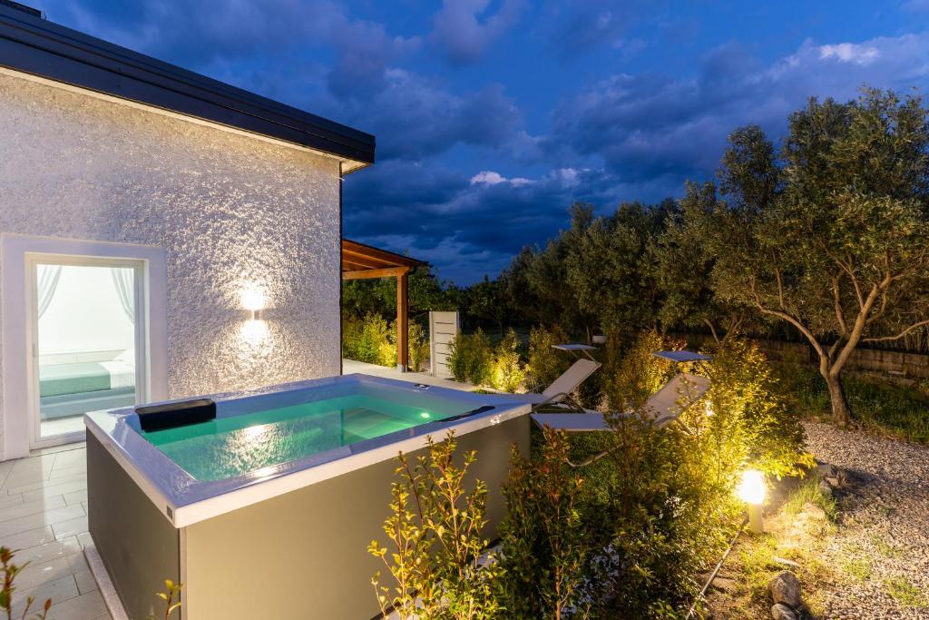 a hot tub in the backyard of a house at Villa Gisa - Oasi Mediterranea in Calalunga-Pietragrande