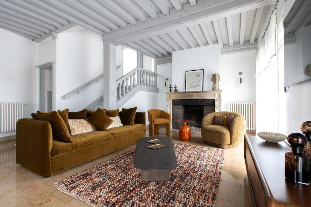 a living room with a couch and a fireplace at Maison chic avec Psicine - Talant proche Prenois in Talant