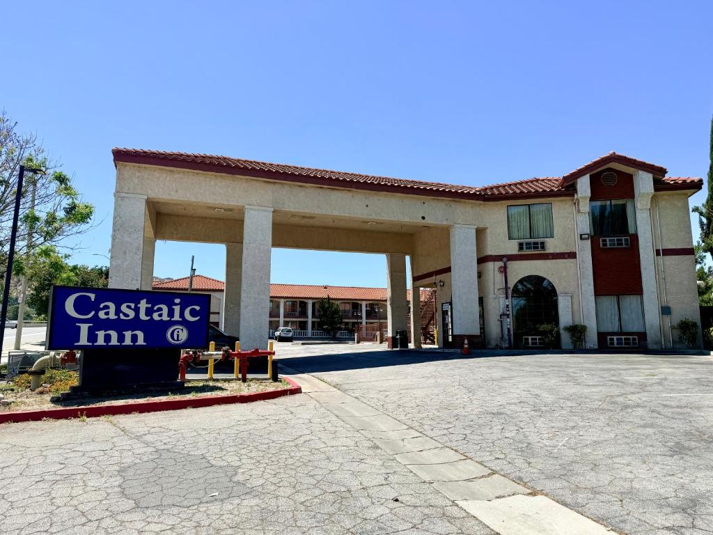 a casino inn with a sign in front of it at Castaic Inn Six Flags Valencia in Castaic