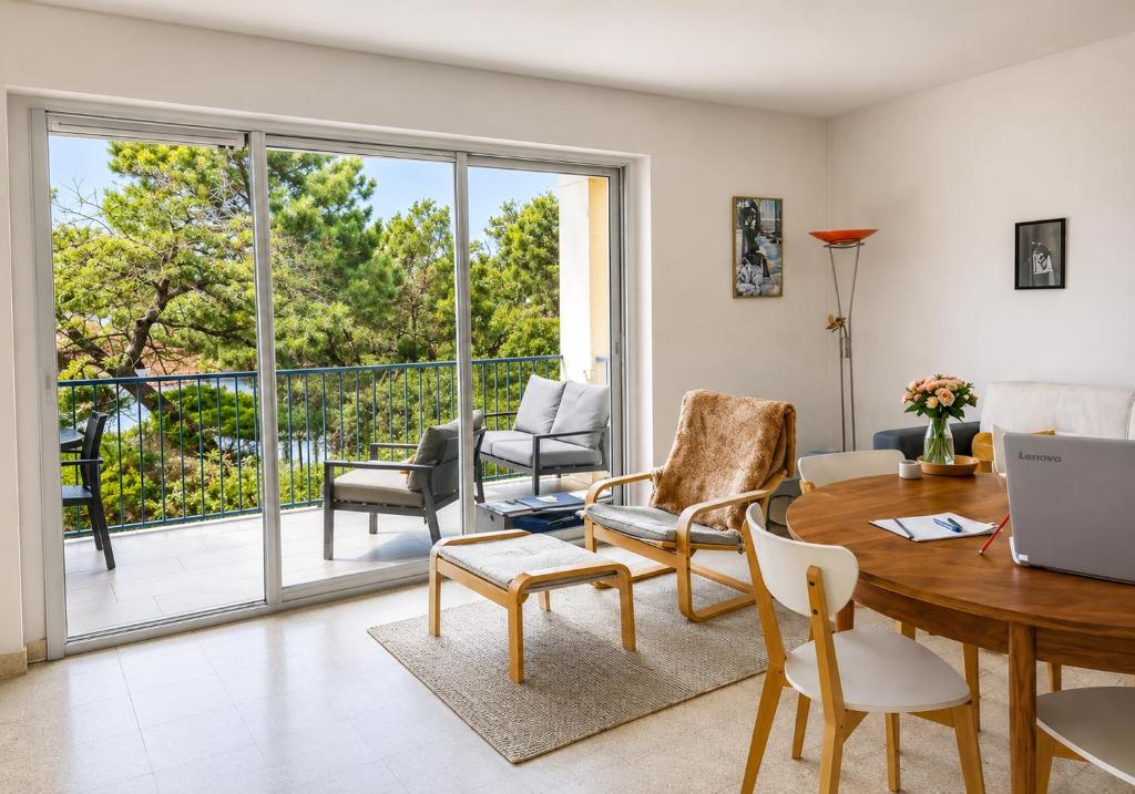 Quiet apartment with balcony and sea view