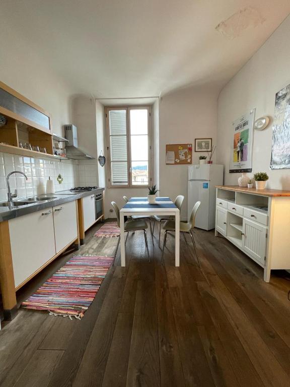 Bright & Central Apartment