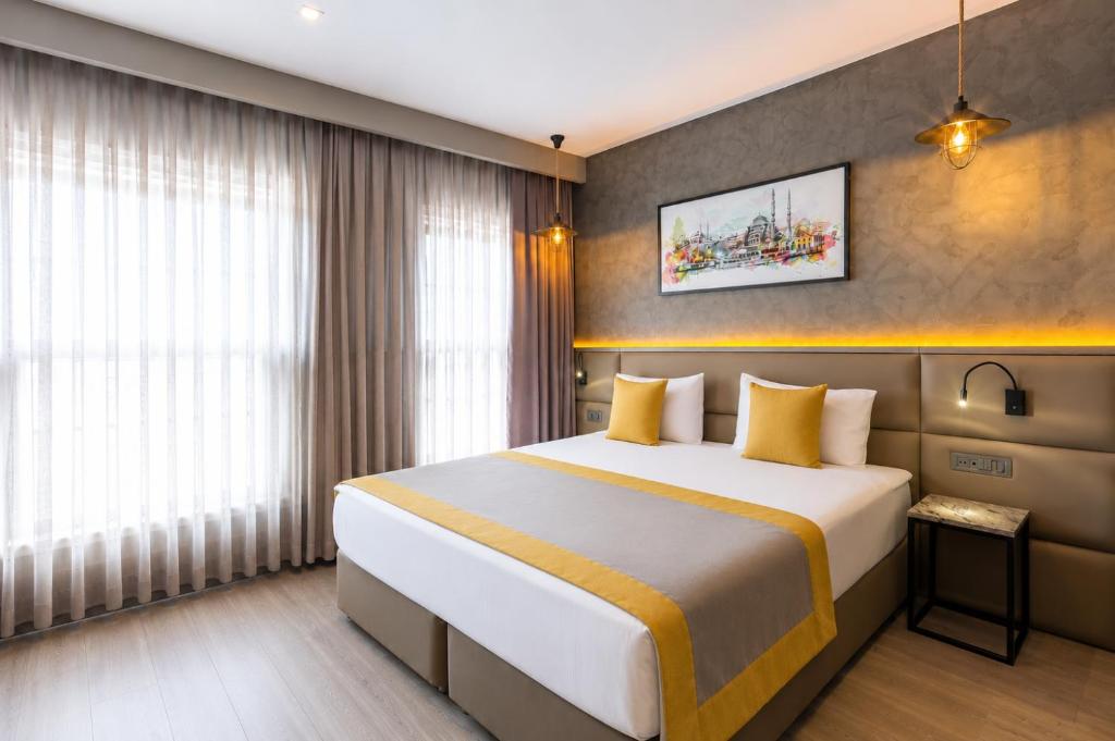 Llit o llits en una habitació de Seraglio Hotel & Suites