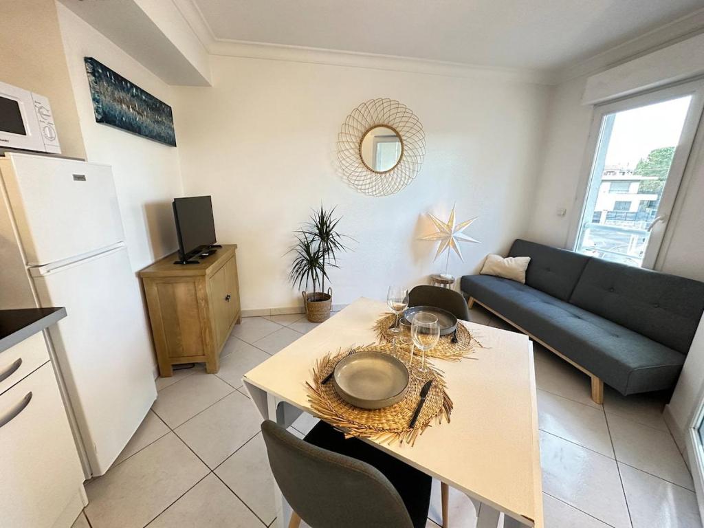 2P Full center JUAN LES PINS Near sea parking