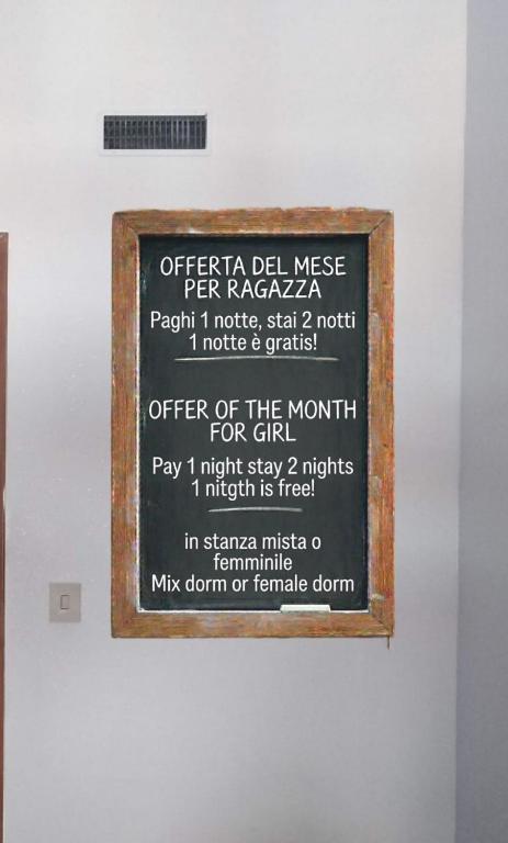 eine Gedenktafel an einer Wand mit einem Schild darauf in der Unterkunft Students Under 40 - Get 1 Night Free - Book Now in Palermo