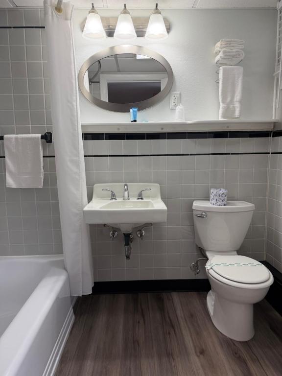 Bucksport Inn - King Room - Dog Friendly