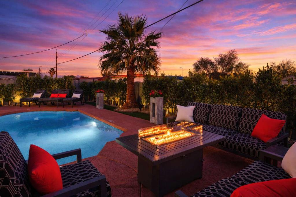 a backyard with a pool and a table and chairs at Modern Roose-Private Pool-In Old Town Scottsdale in Scottsdale