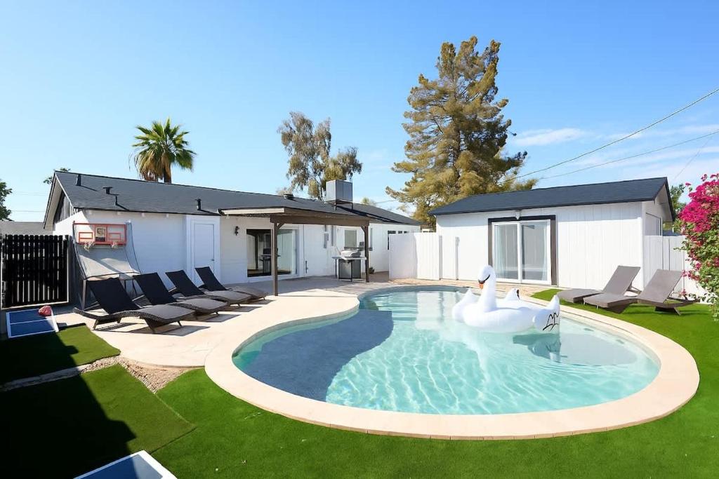 a swimming pool with a swan in a yard at Casa Con Casita - Private Pool - 8 min to Old Town in Scottsdale
