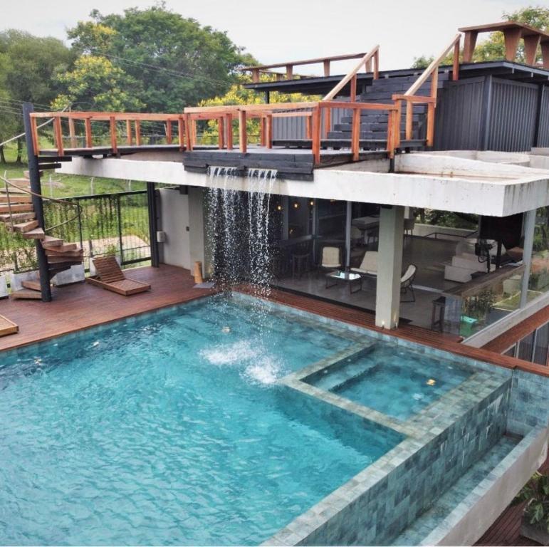 a house with a deck and a swimming pool at Paraíso del Anfiteatro in San Bernardino