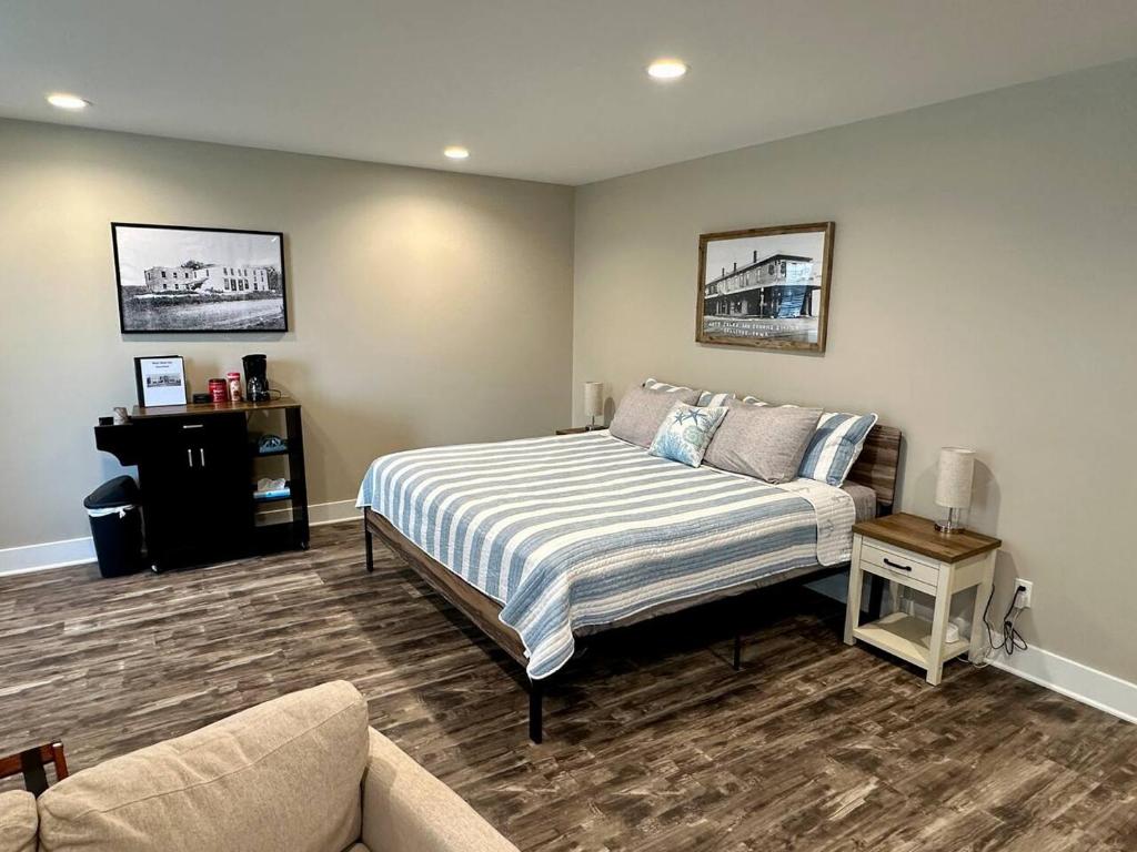 a bedroom with a bed and a couch at Harbor Hideaway Suite - River Rock Inn in Bellevue
