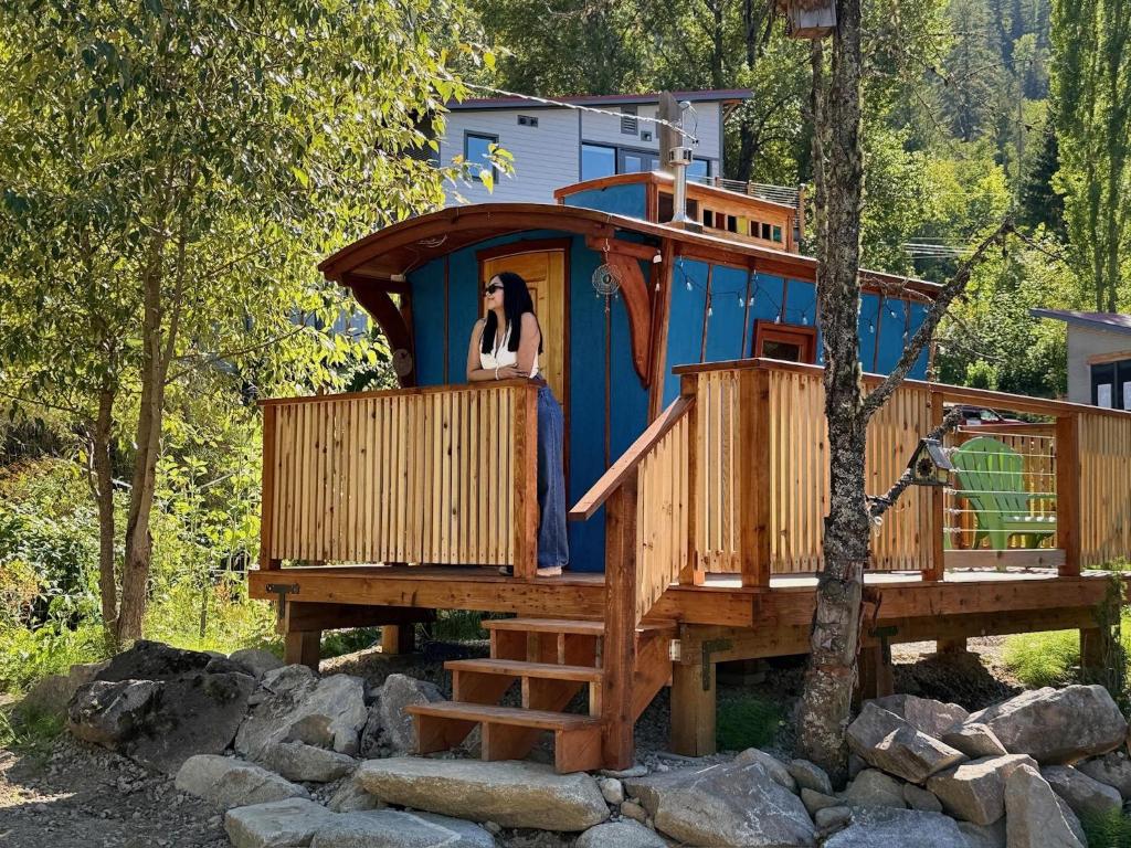 Eine Frau steht auf einem Baumhaus in der Unterkunft Bitty Bunky in Nelson