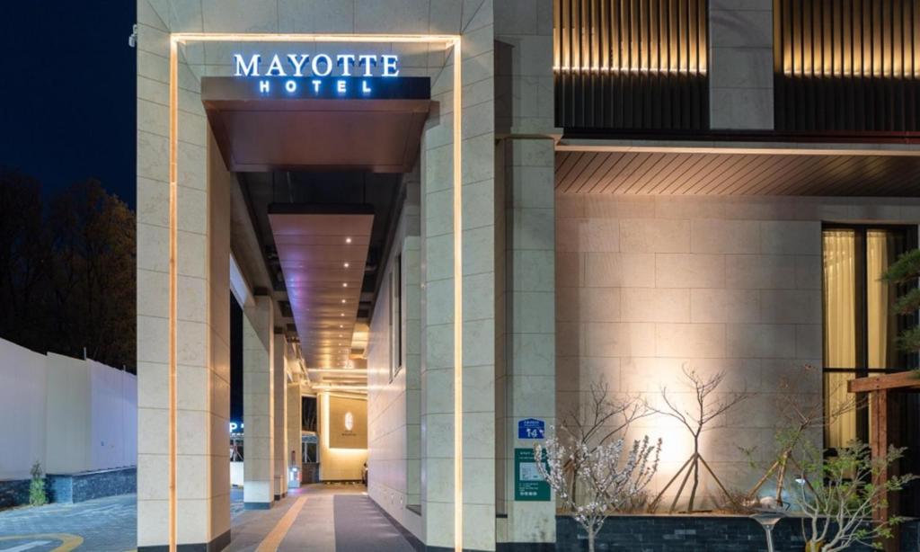 a hotel entrance with a sign that reads maymite motel at Hotel Mayotte in Uiwang