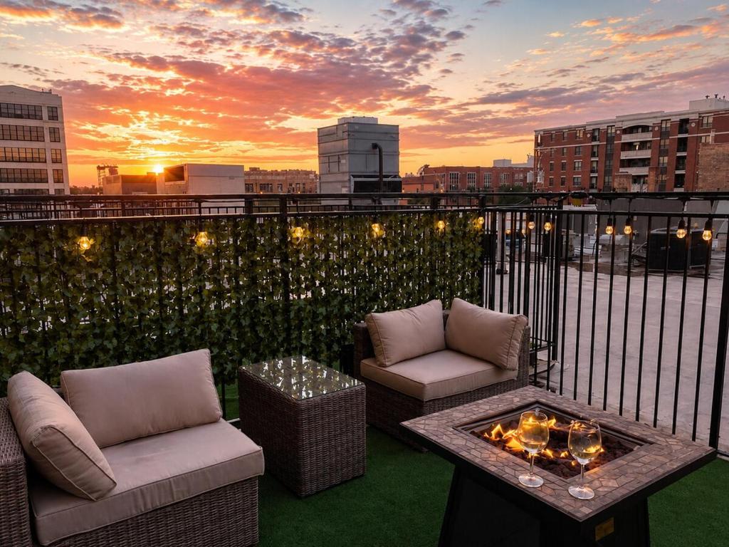 McCormick Place beautiful 3br-2b that sleeps 8 guests with Patio, skyline view, Optional Parking and Gym access - 