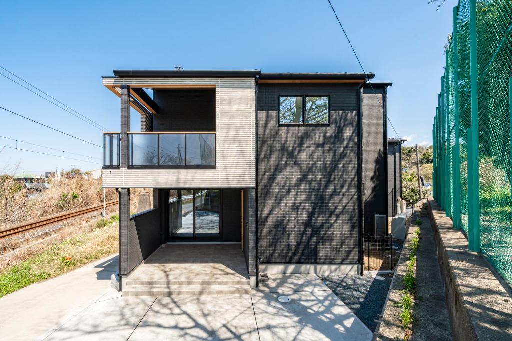 a house on the side of a train station at YUTORELA 富津 indoor GOLF シミュレーションゴルフ付き l BBQ l ファミリー歓迎 in Futtsu