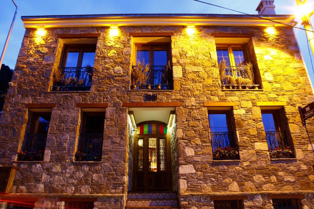 セルチュクにあるIbri Hotelの窓とドアのある大きな石造りの建物