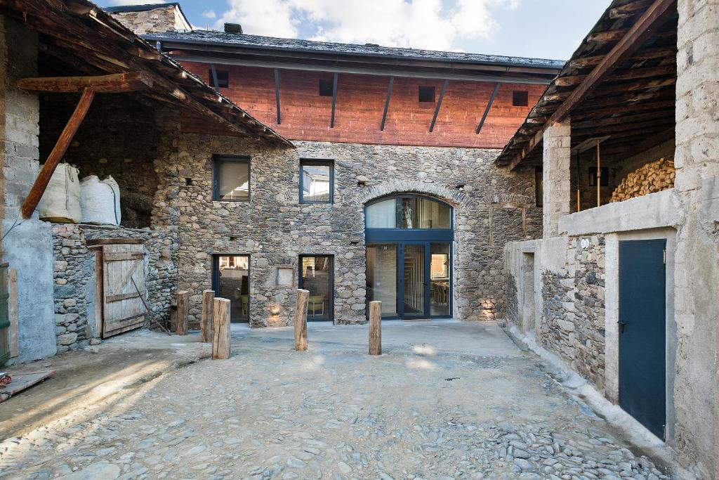 ein großes Steingebäude mit blauer Tür in der Unterkunft Set Terres - La Villa de Llívia - Adults only in Llivia