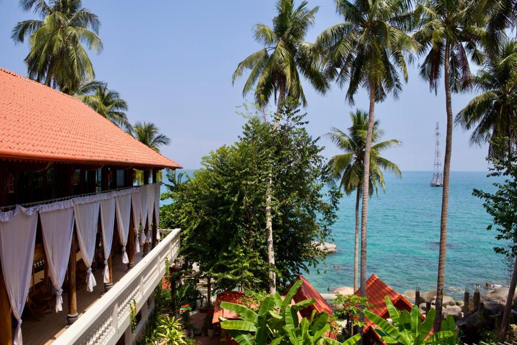 a view of the ocean from the balcony of a resort at Ecohouse Hòn Sơn in Lai Sơn