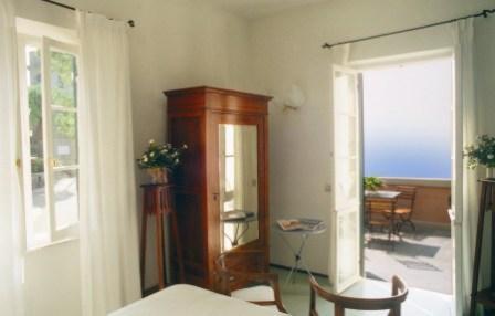 Habitación con espejo y mesa. en Locanda Tramonti, en La Spezia