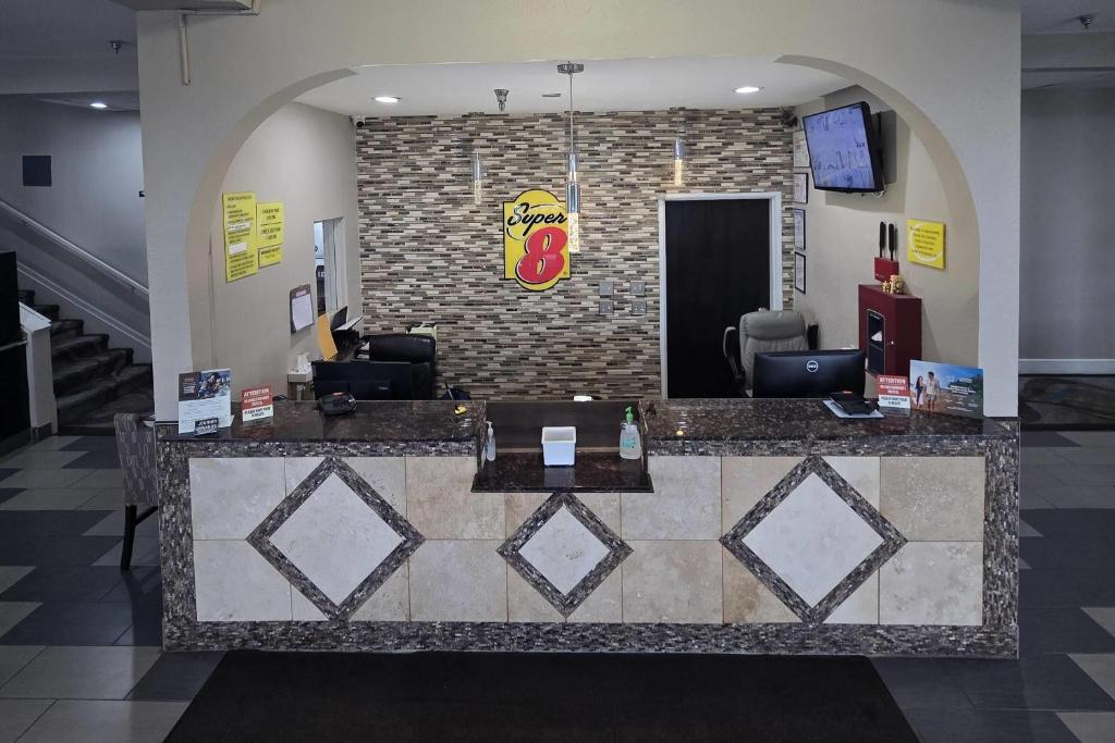 Super 8 by Wyndham Kansas City photo