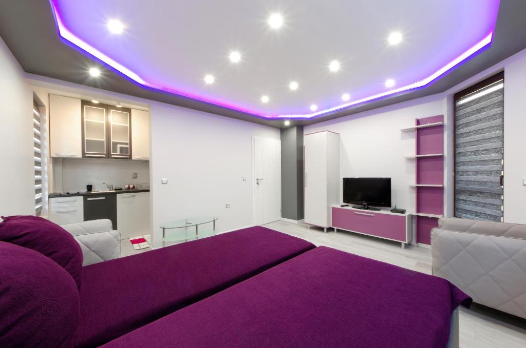 ヴェリコ・タルノヴォにあるApartment Relaxの紫の天井の紫のリビングルーム