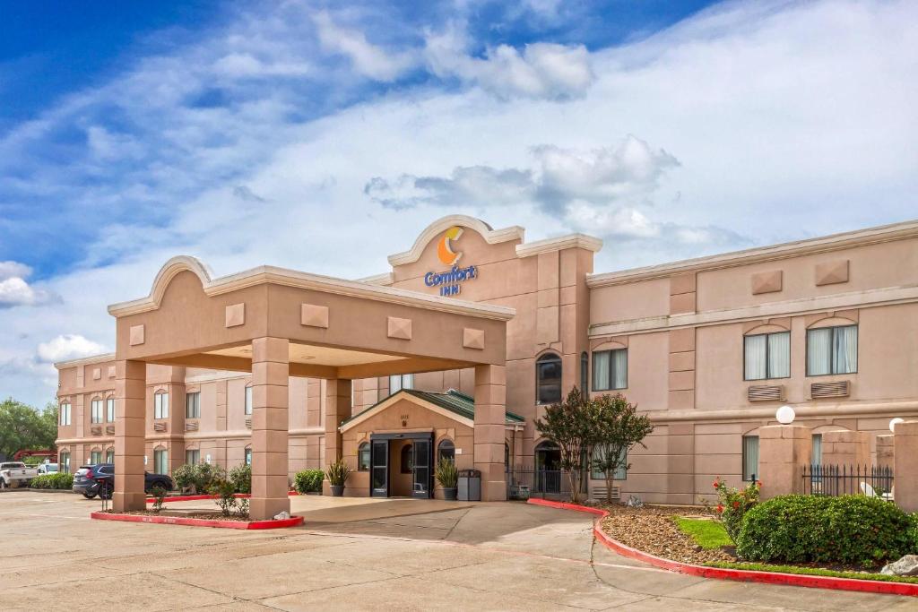 a rendering of the front of a hotel at Comfort Inn North Conroe in Conroe