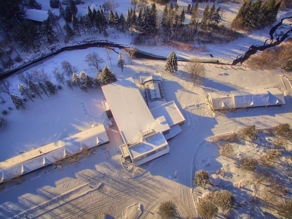 Sun & Ski Inn and Suites v zimě