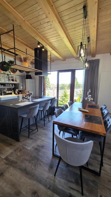 a kitchen and dining room with a table and chairs at Cabana Ella Belis in Beliş