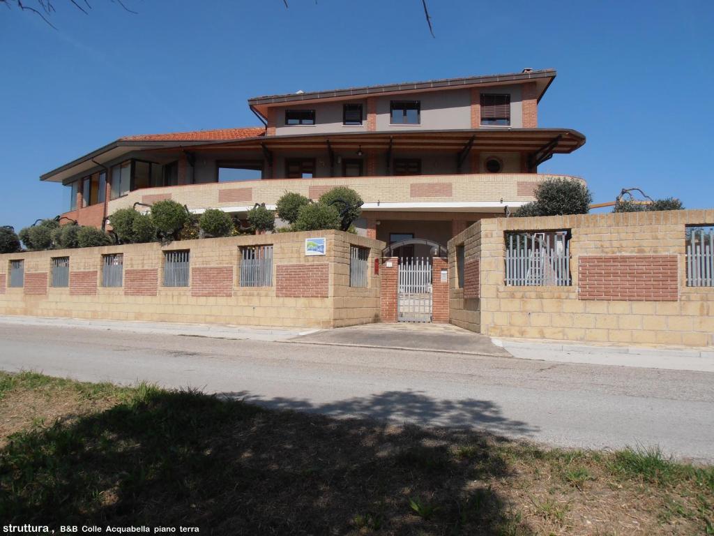 ein Backsteingebäude mit einem Tor davor in der Unterkunft B&B Colle Acquabella in Ortona