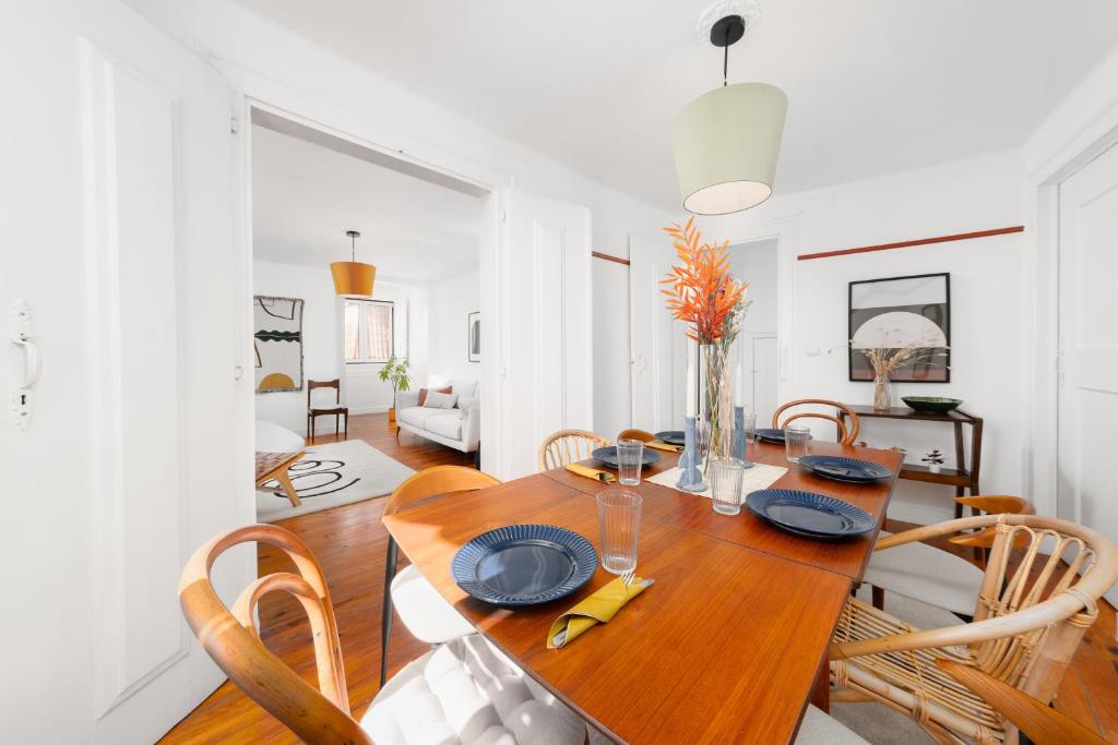 Central 6BR Luxury with River Views & AC