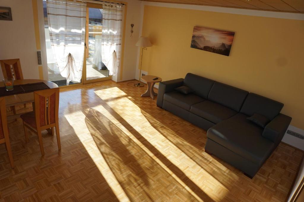 ein Wohnzimmer mit einem Sofa und einem Tisch in der Unterkunft Apartment am Riegelberg in Oesdorf