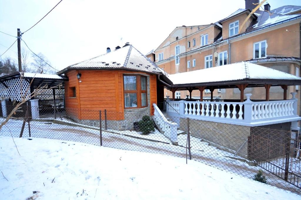 ラプカにあるApartament U Jackaの雪の中にガゼボがある木造家屋