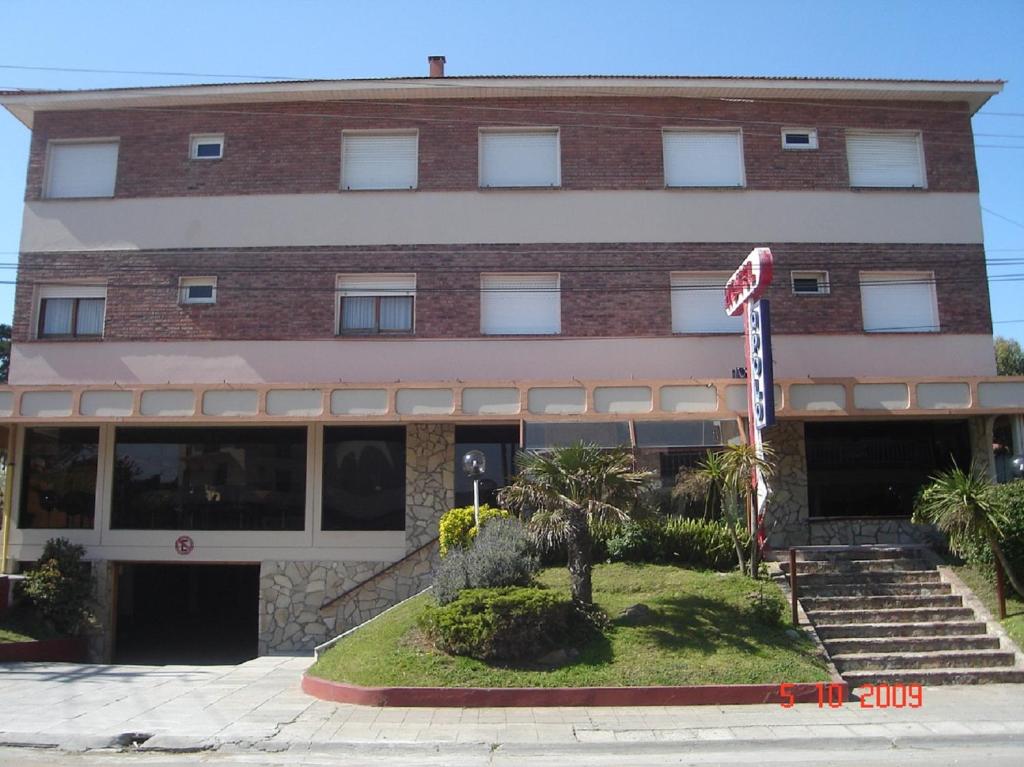 un edificio con una señal de stop delante de él en Apolo Hotel en Villa Gesell