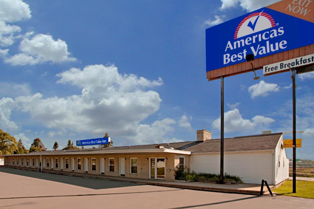 a building with a sign that reads americacs best value at Valued Stay Mayflower in Madison