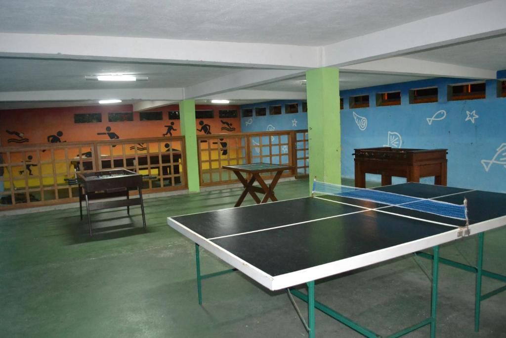 Stolní tenis v ubytování Baia Cabralia Hotel nebo okolí