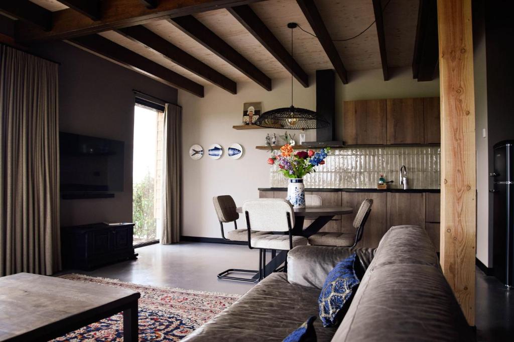 a living room with a couch and a table at De Tulpenhoeve in Spakenburg