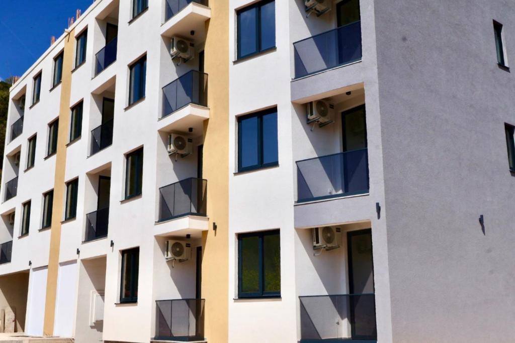 a facade of a building with windows at Maresa 1 in Čanj