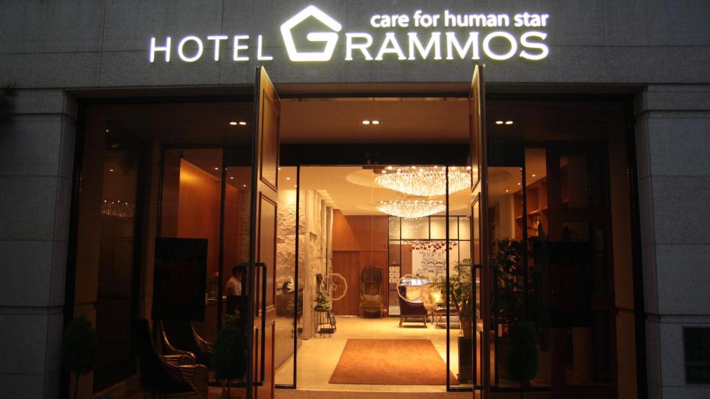 un vestíbulo de un hotel con un cartel en la puerta en Grammos Hotel, en Seúl