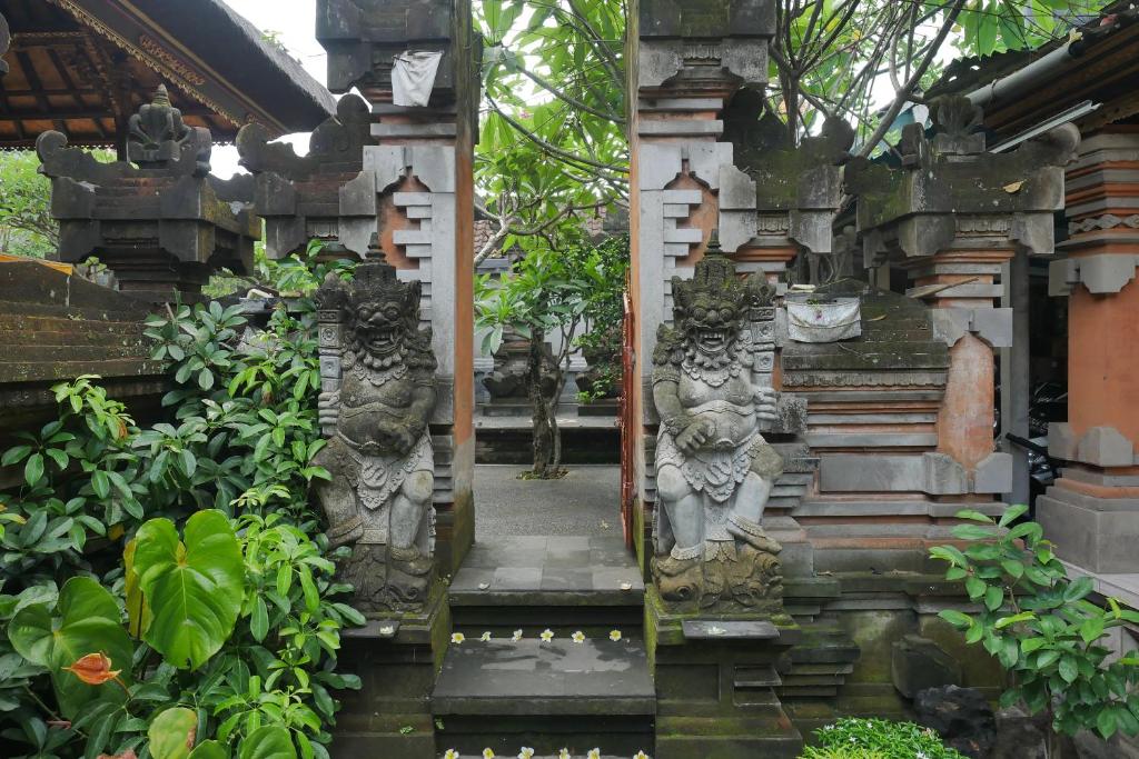 Um jardim no exterior de Umah Dauh Homestay