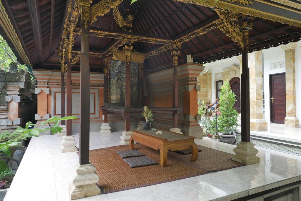 Um jardim no exterior de Umah Dauh Homestay
