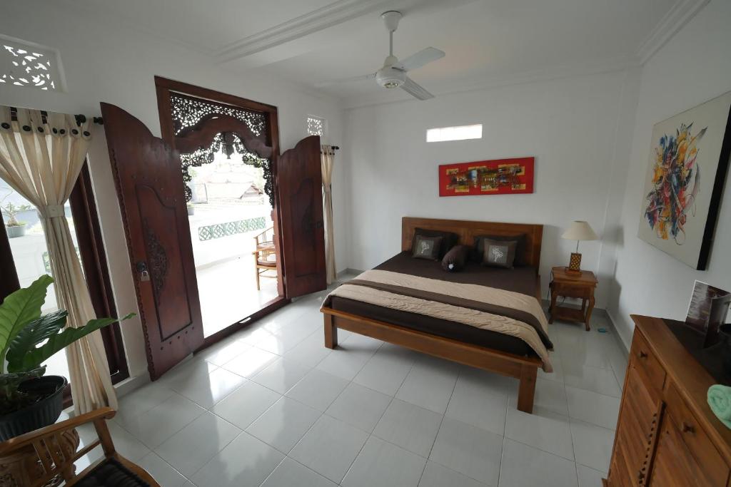 Uma cama ou camas num quarto em Umah Dauh Homestay