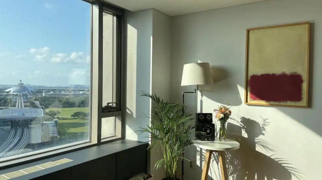a room with a large window and a table with flowers at Self Check-in Only Residence near Incheon Airport T1 & Paradise City in Incheon