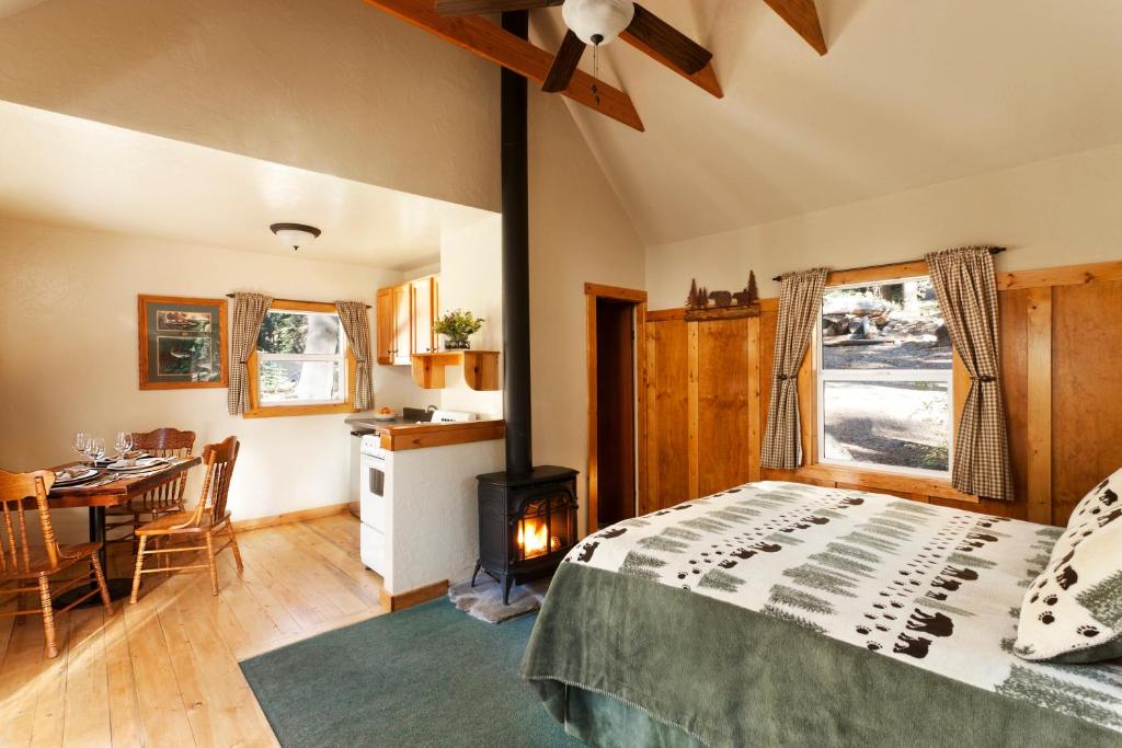 Tamarack Lodge - 