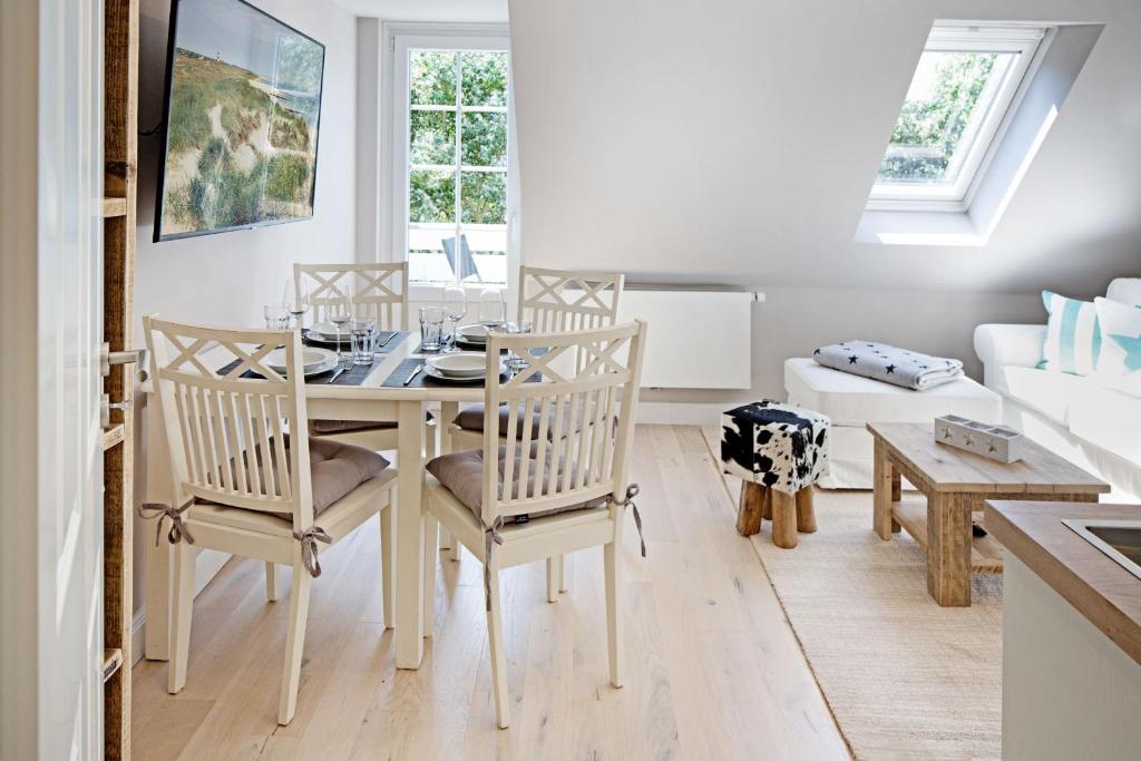 a dining room with a table and chairs at Sylter Perle in List