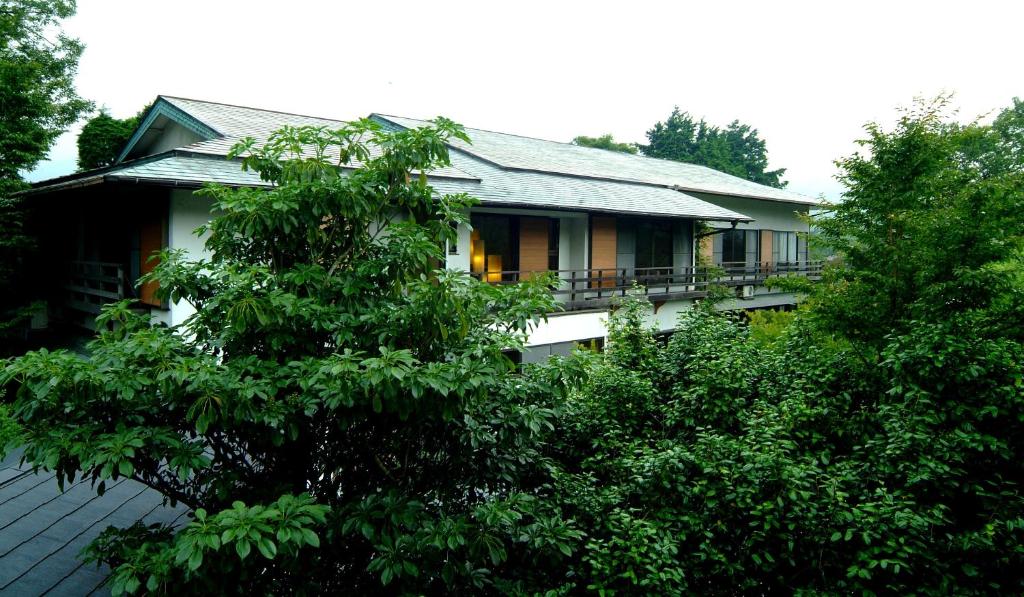 ein Haus mit Bäumen davor in der Unterkunft Mitake in Hakone