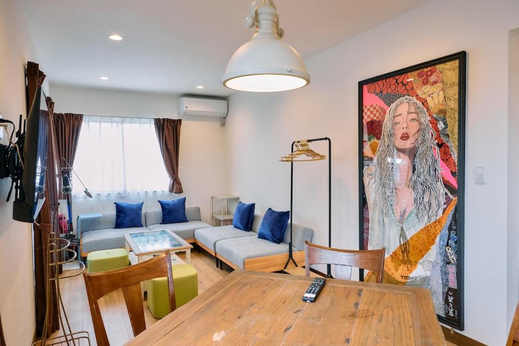 a living room with a table and a couch at Tood一宮 -E棟 in Ichinomiya