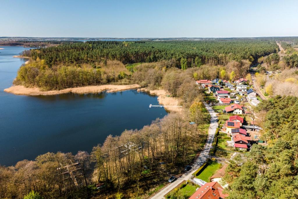 an aerial view of a village by a lake at Waterkieker Jabel - Ferienhaus mit Sauna & Steg in Jabel