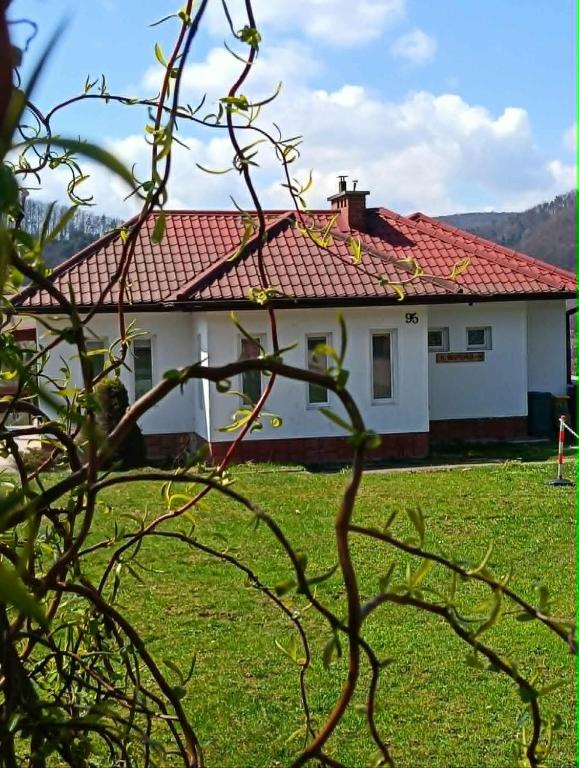 a white house with a red roof at Pensjonat na Wzgórzu in Solina