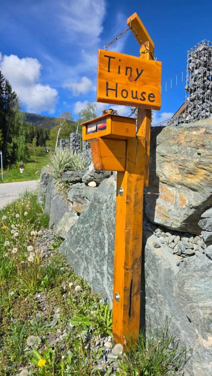 a sign that says tiny house on a rock at Tiny House mit Fernblick in Verditz