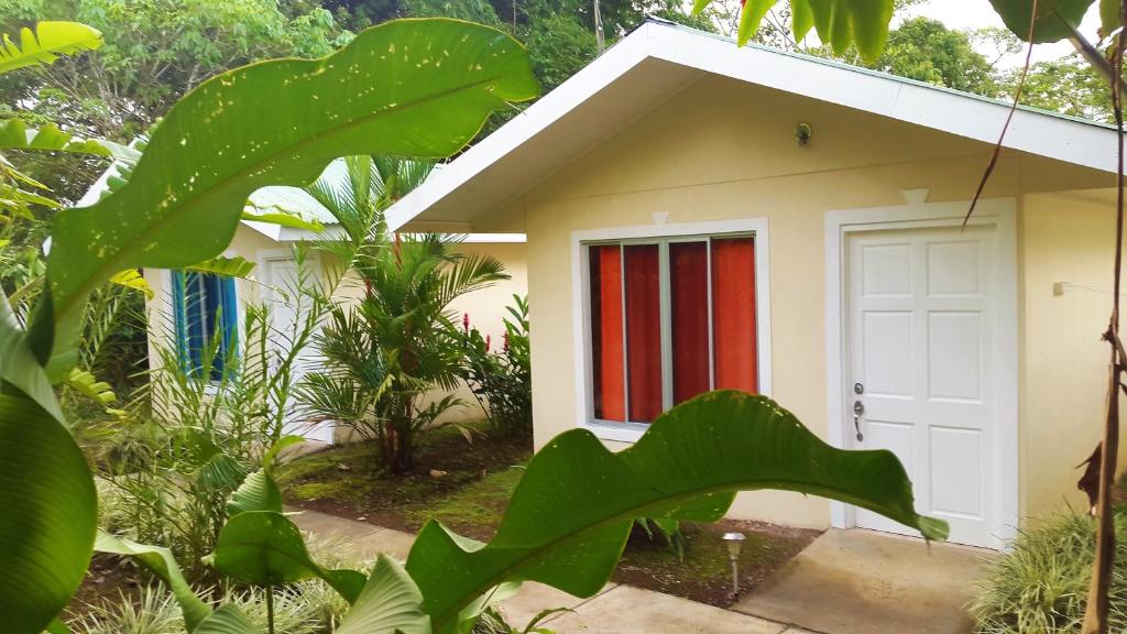 Gallery image ng Tropical Paradise Bungalows sa Pital