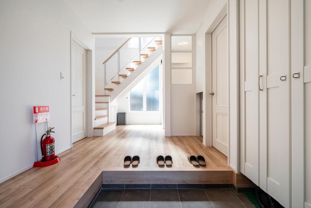 a pair of shoes on the floor in a hallway at YUTORELA 富津 with SAUNA プライベートサウナ完備 in Futtsu