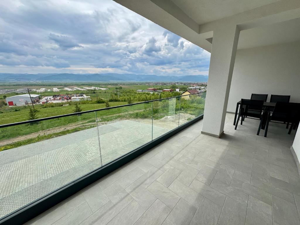 a balcony with a view of a tennis court at DaVinci Apartments VRT in Cristian